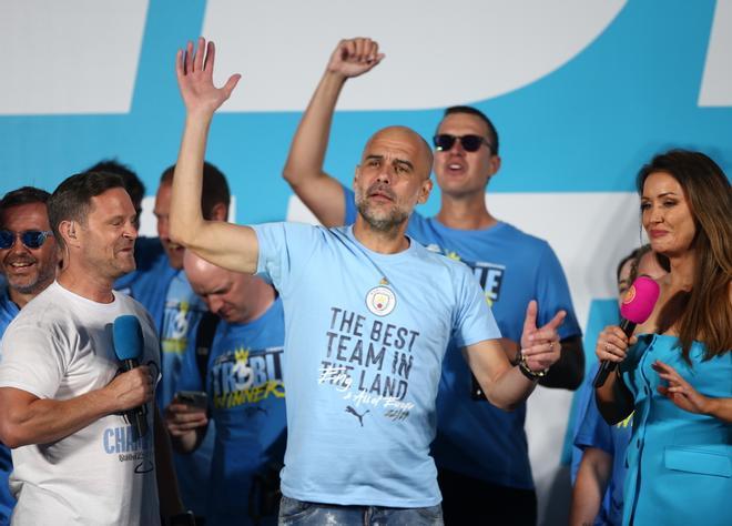 Guardiola con su puro y el show de Grealish: así ha sido la rúa del City bajo la lluvia