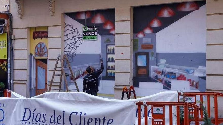 Listo el escaparate del comercio pintado con espray en la calle El Riego