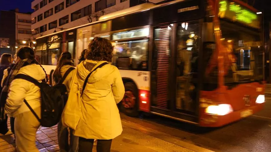 La falta de un bus escolar por el traslado del IES Sempere de Alcoy deja en tierra a decenas de alumnos