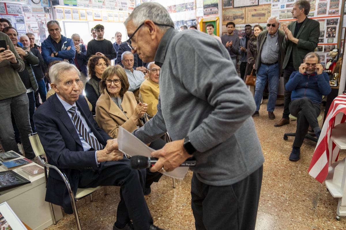 Manel Sànchez agreix la tasca a Miquel Torra, el president del CE Manresa en el moment del trasllat