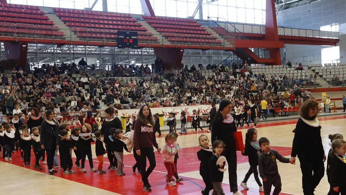 "Mandilones de colores" clama en Gijón por la diversidad y la paz: "Todos formamos parte de la familia del mundo"