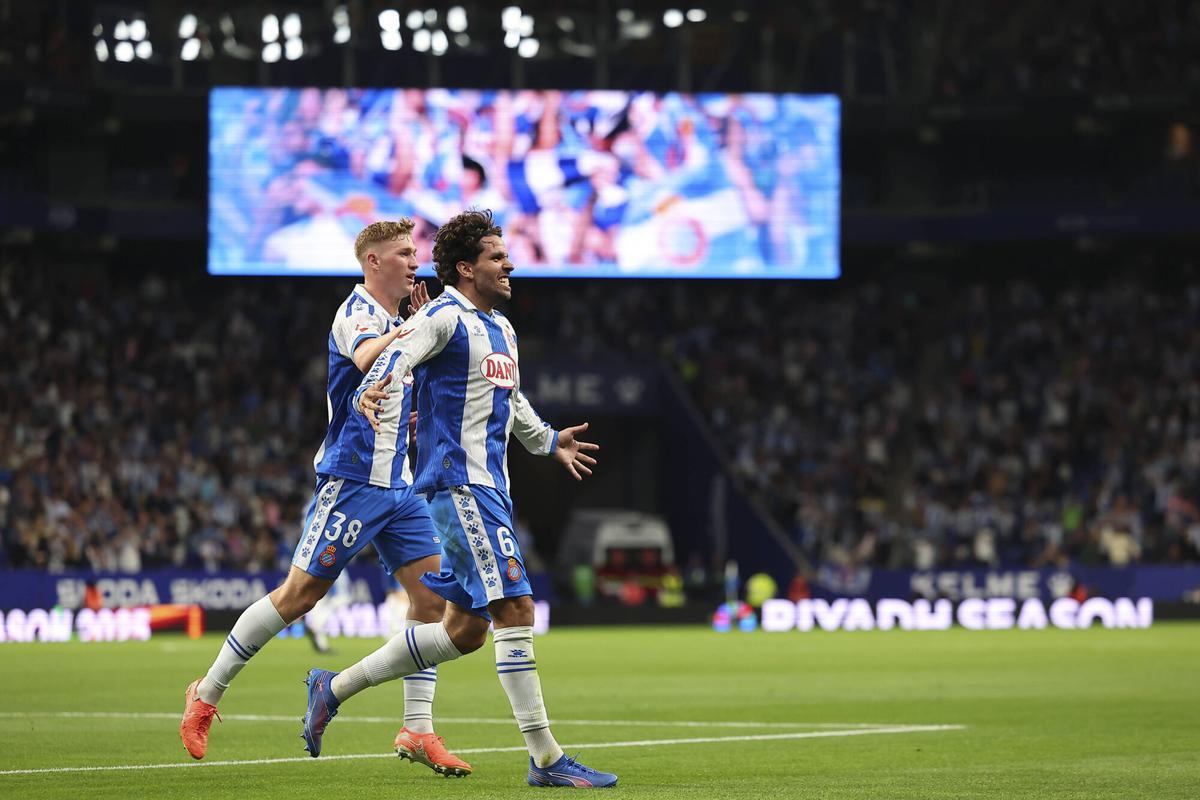 Clemens Riedel y Leandro Cabrera celebran un gol con el Espanyol