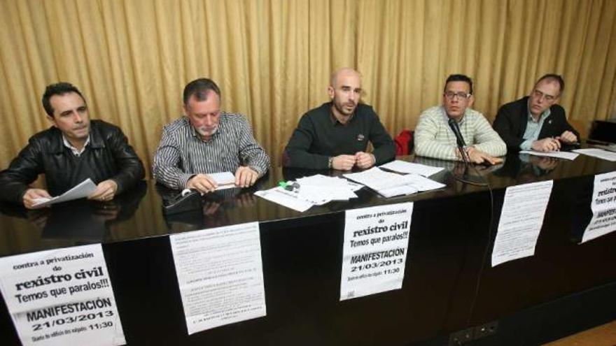 Representantes de los sindicatos judiciales, ayer, en los juzgados de Vigo.  // J. de Arcos