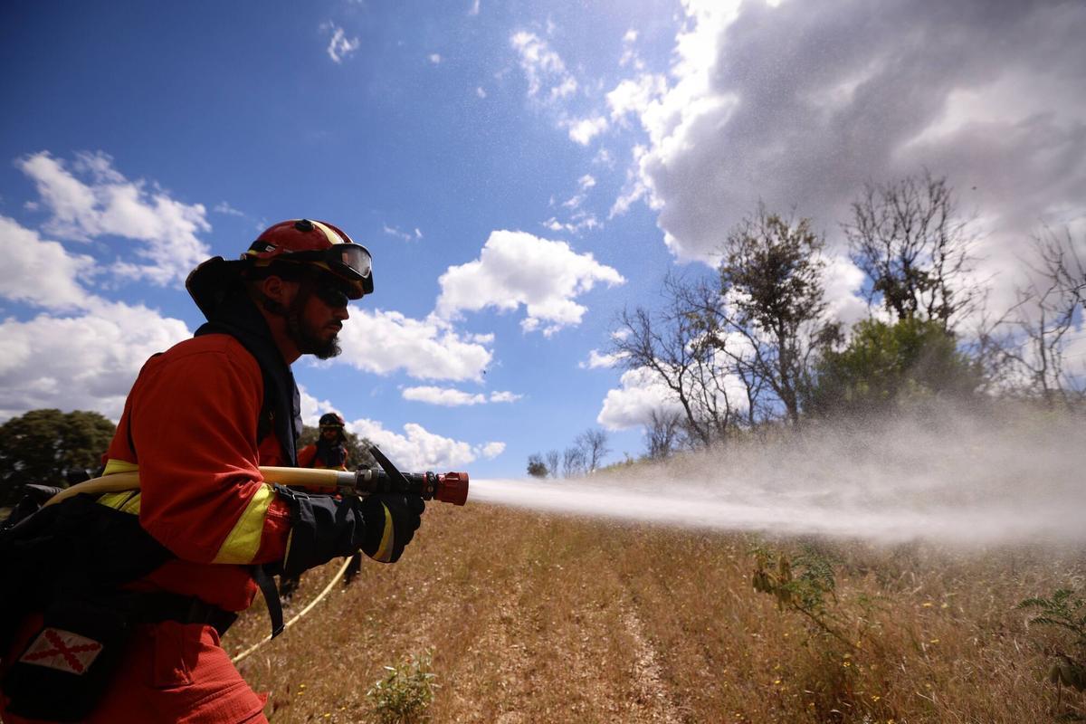 Alrededor de 200 efectivos ensayan todo tipo de escenarios en Cerro Muriano antes de los meses clave