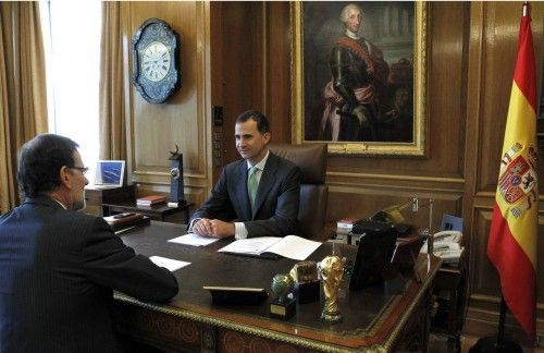 Felipe VI recibe a Rajoy en su despacho