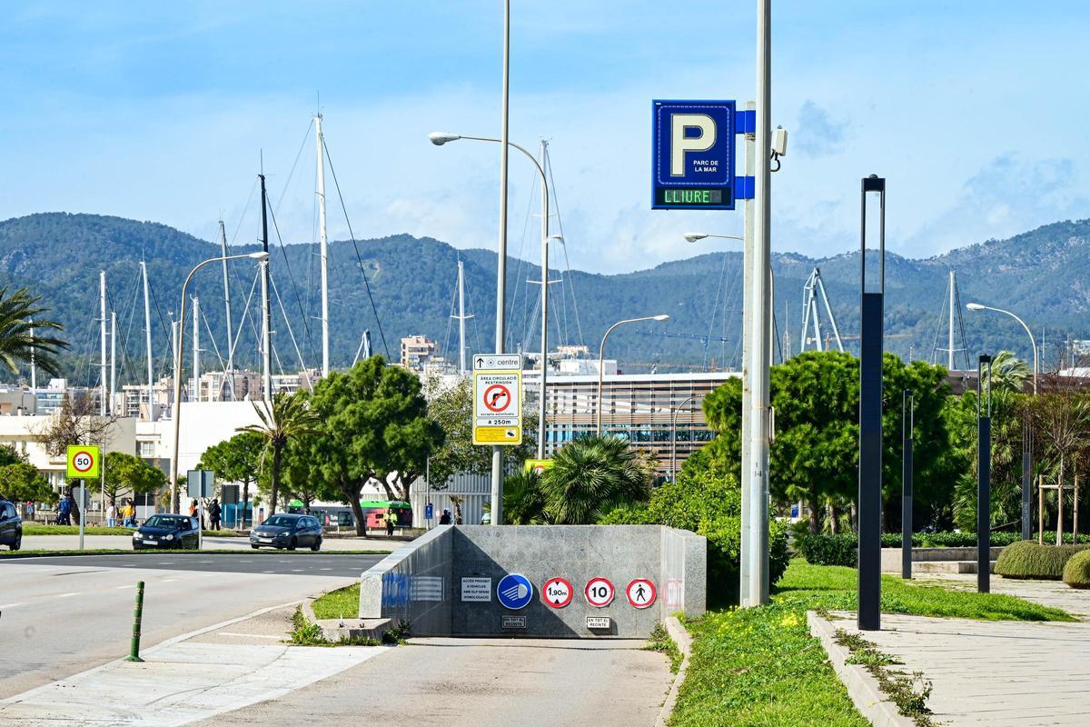 Acceso al aparcamiento del Parc de la Mar.