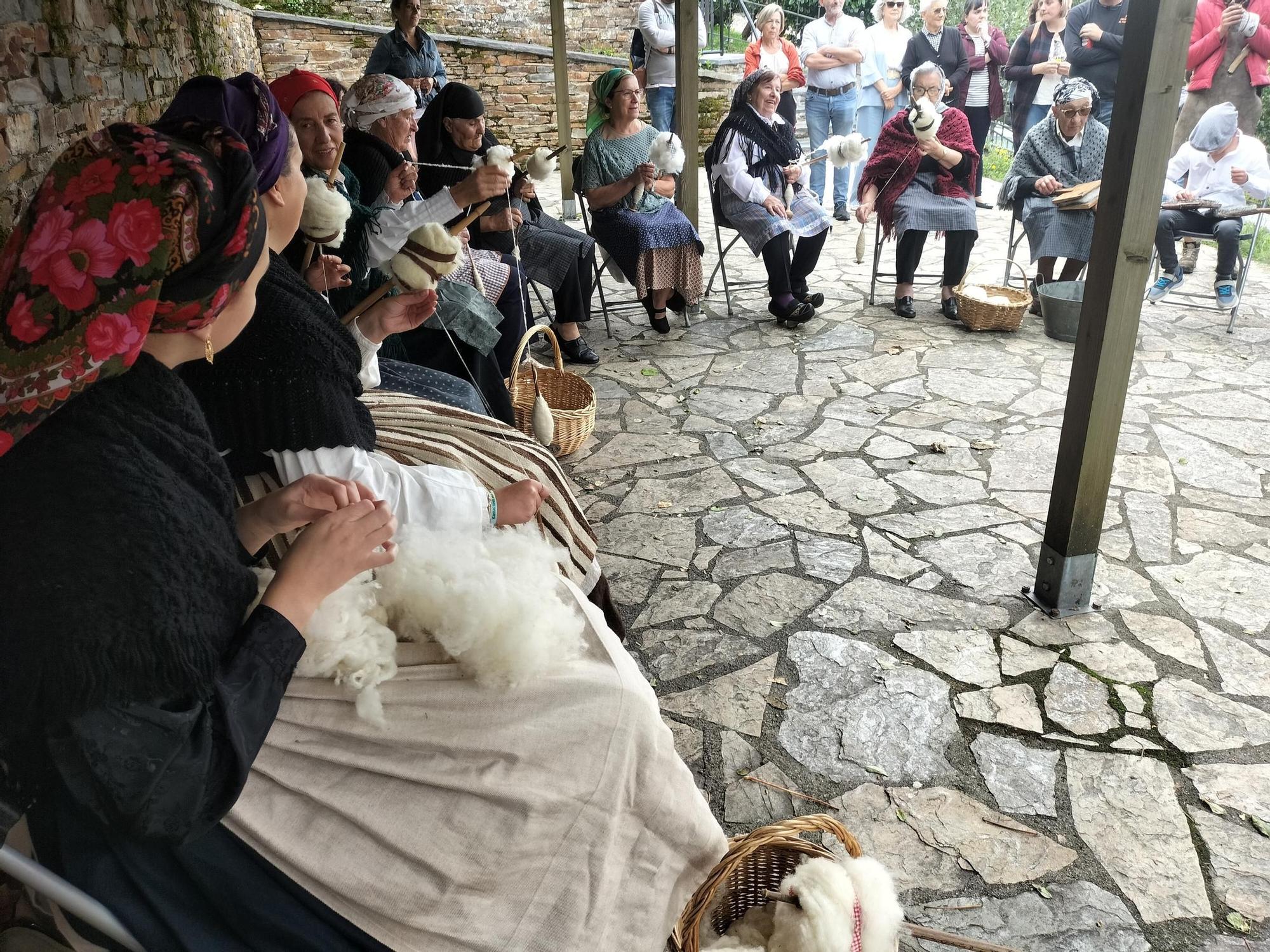 En imágenes: Santa Eulalia de Oscos encuentra a hilanderas y herreros