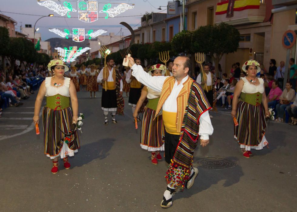 Los festeros tomaron ayer tarde el centro de Agost con una fastuosa Entrada Cristiana que llenó de música y fiesta las calles.