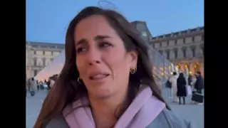 Anabel Pantoja rompe a llorar frente al Museo del Louvre: "Es increíble"