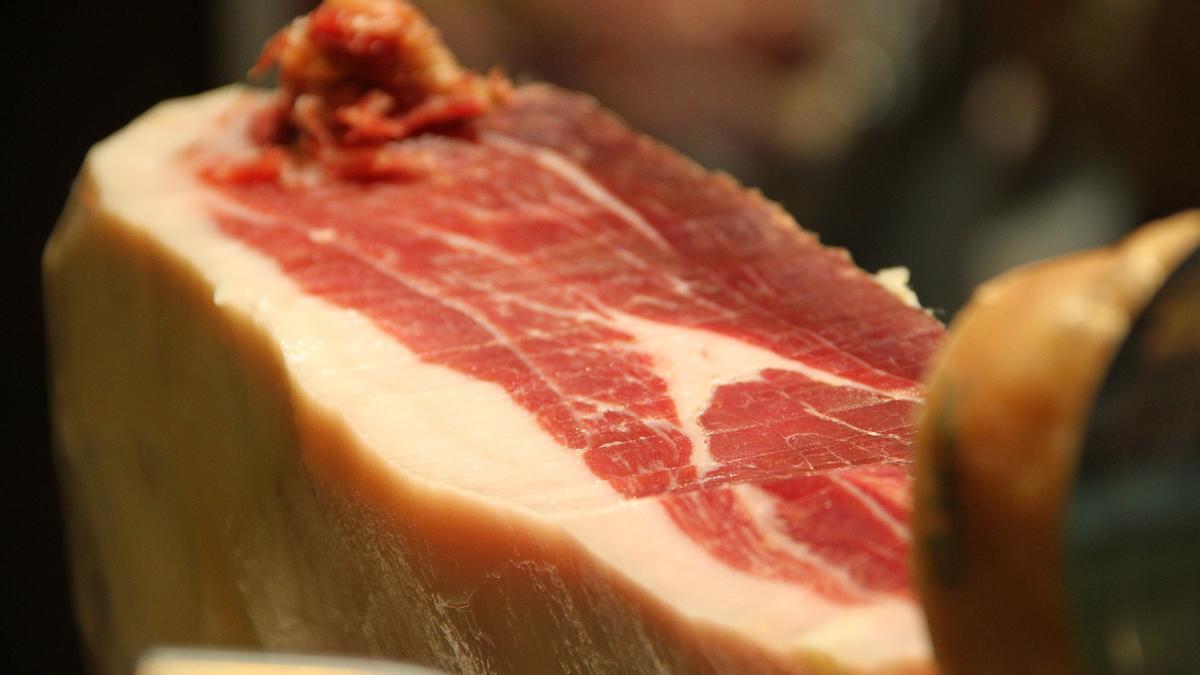 El tono y el color de la grasa revela el origen del jamón.