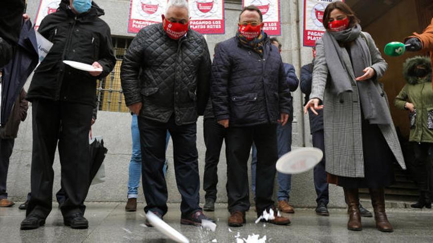 Los hosteleros protestan porque están pagando "los platos rotos" de la pandemia