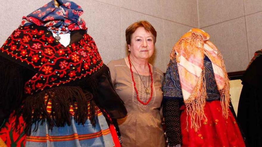 Ángela Álvarez, entre dos trajes tradicionales.