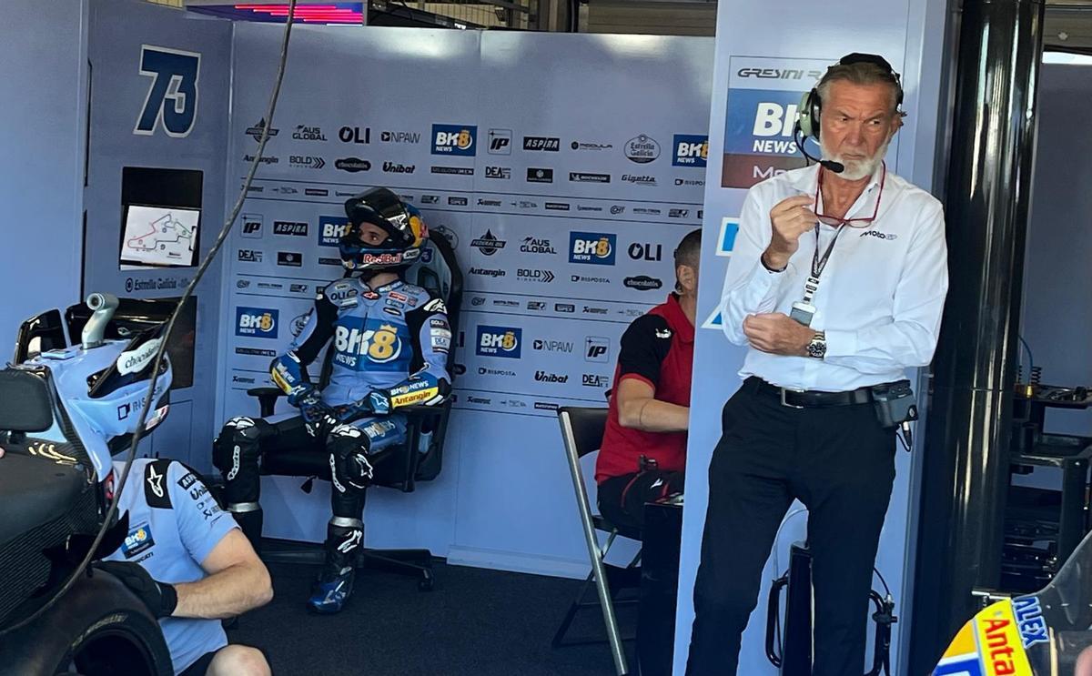 El doctor Ángel Charte, en el taller del Gresini Racing, pendiente de Àlex Márquez.