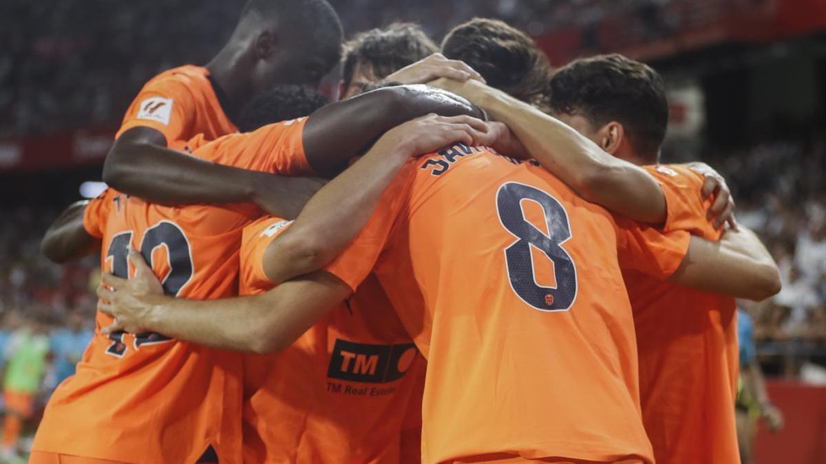 El Valencia logró sumar los tres puntos en los últimos suspiros de su partido contra el Sevilla