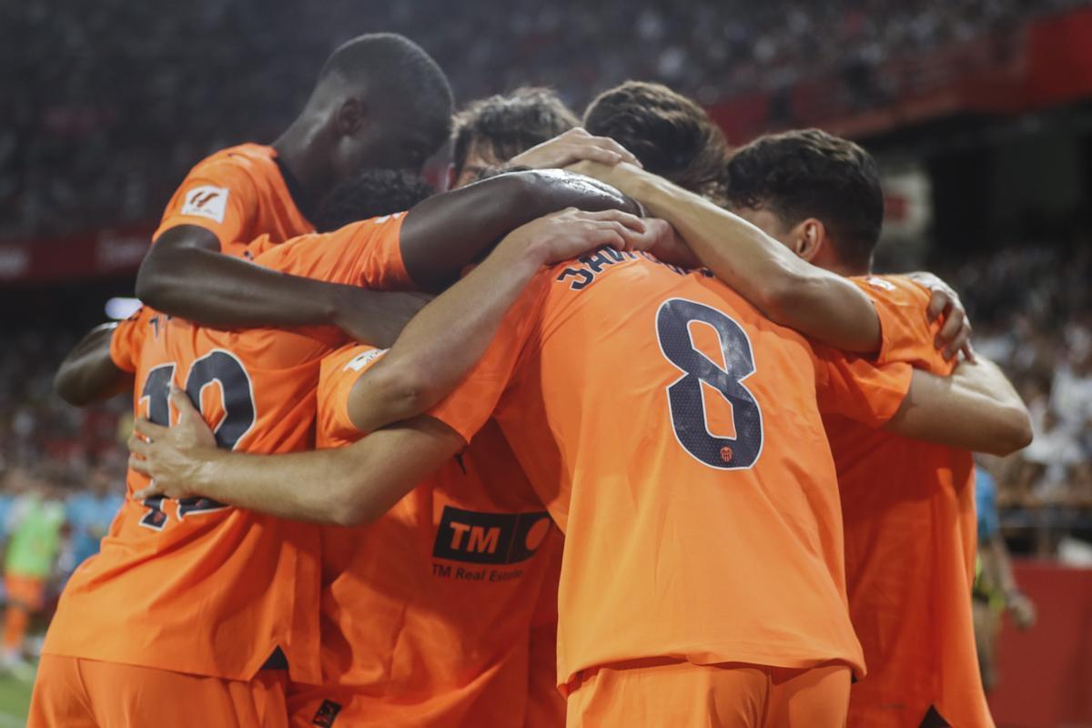 El Valencia logró sumar los tres puntos en los últimos suspiros de su partido contra el Sevilla