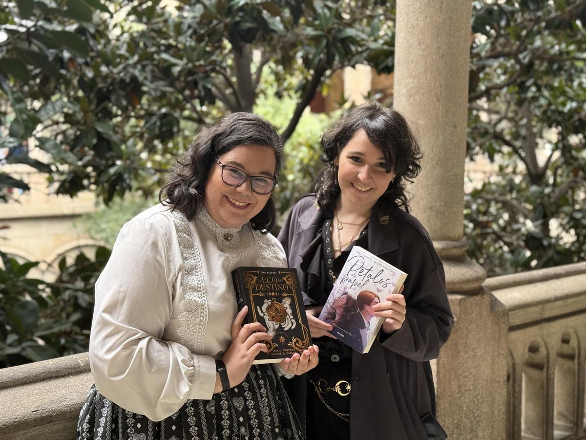 Selene M. Pascual (i) e Iria G. Parente (d), autoras de 'El eco del destino' y 'Pétalos de papel'