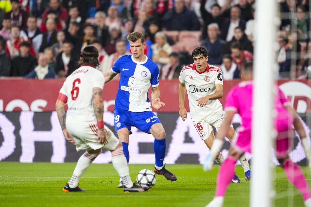 Alexander Sørloth realiza un pase.