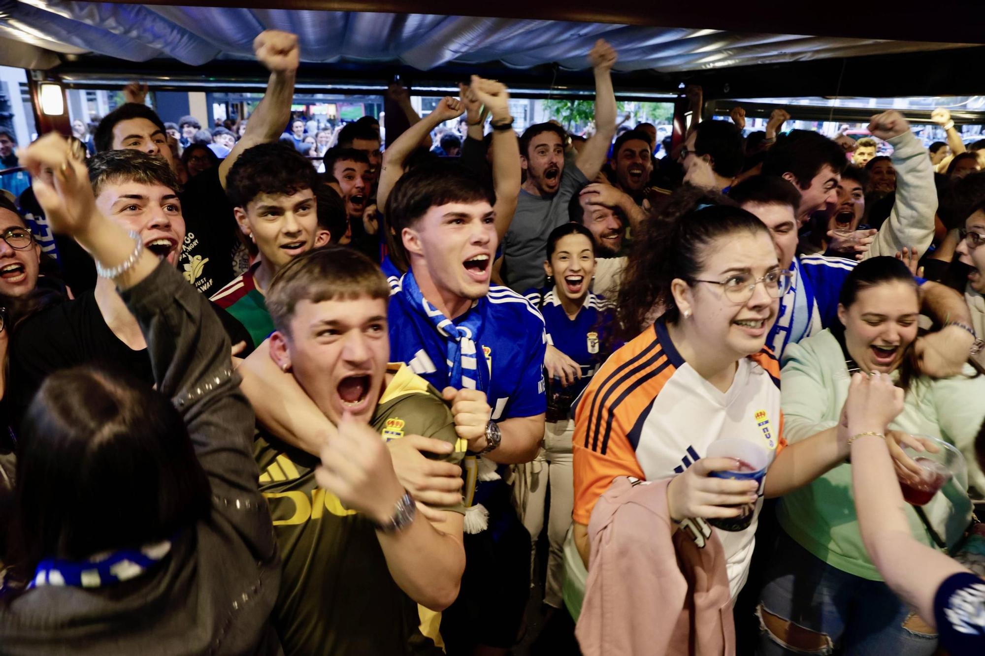 Así celebró la afición azul en Pedro Miñor la victoria del Oviedo en Almería