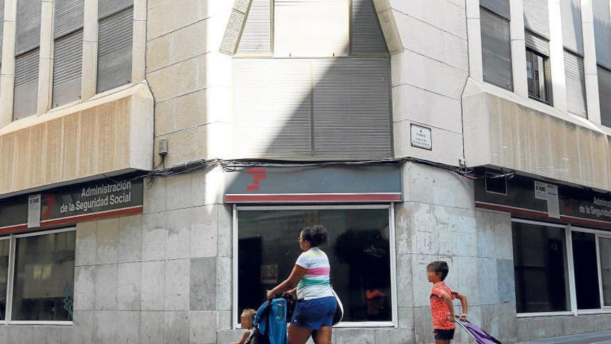 El inmueble con la persiana bajada en la calle Mare de Dèu del Carme, donde prestaba servicio la Tesorería de la Seguridad Social.