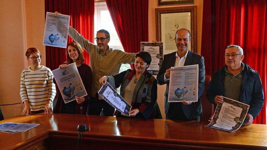 Concello y colectivos presentaron ayer la programación de San Martiño de Bueu. // Gonzalo Núñez