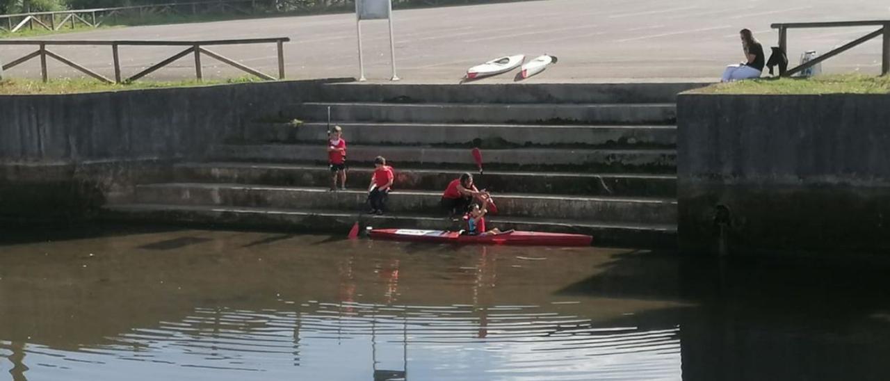 Un grupo de niños de un cursillo para practicar piragüismo en el Piles, el pasado fin de semana.