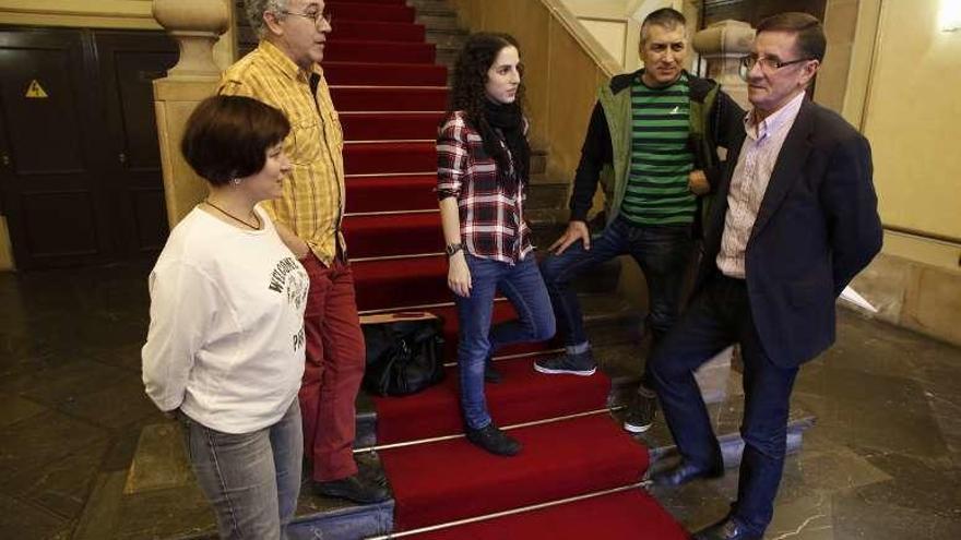 Por la izquierda, Yolanda Suárez (Ciudadanos), Agustín Sánchez (Ganemos), Llarina González (IU), Xune Elipe (Somos) y Alejandro Cueli (IU), en el hall del Ayuntamiento, antes de la reunión.