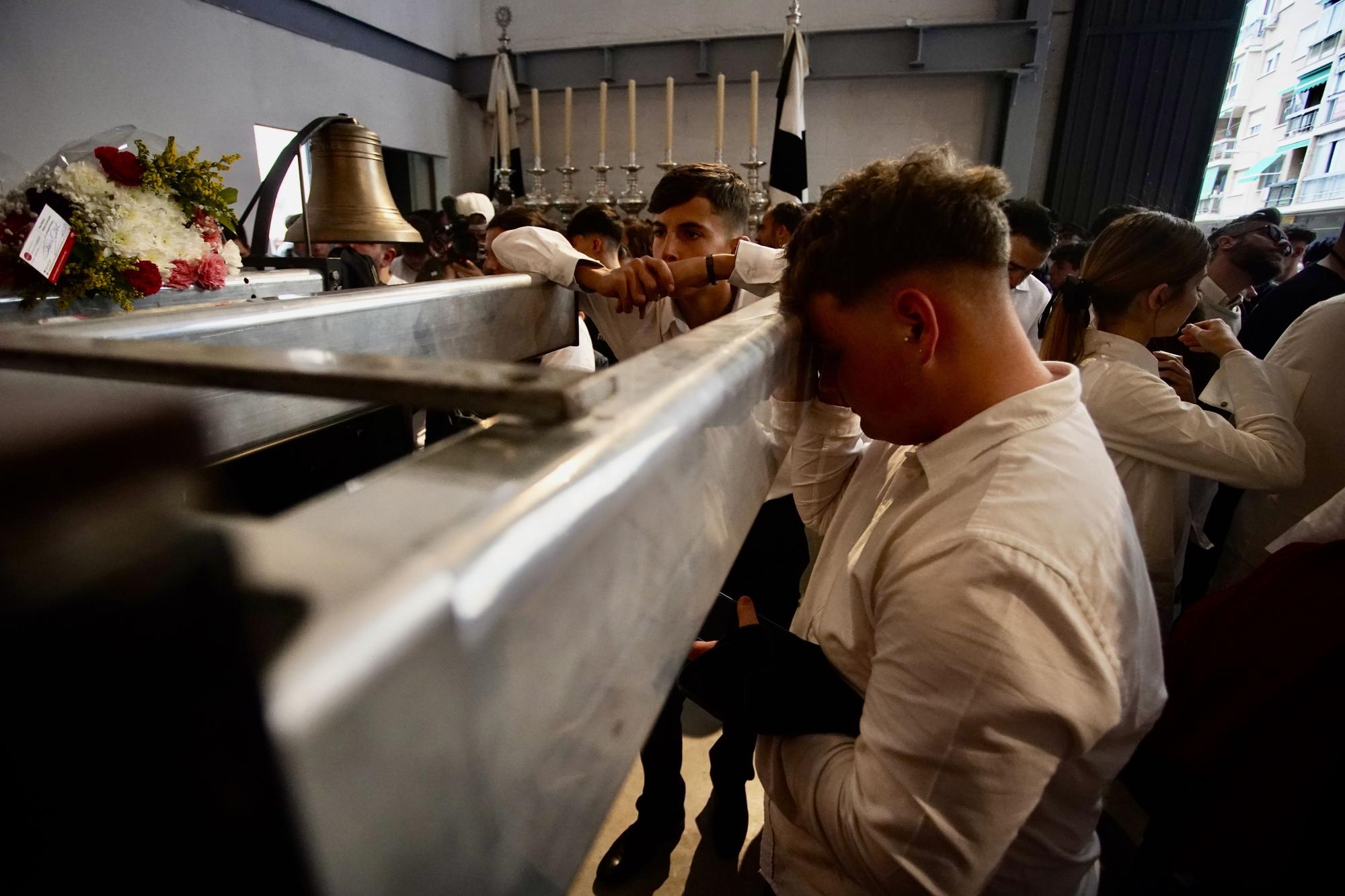 Imagen de tristeza en la casa hermandad de Mediadora, que no procesionará este Miércoles Santo.