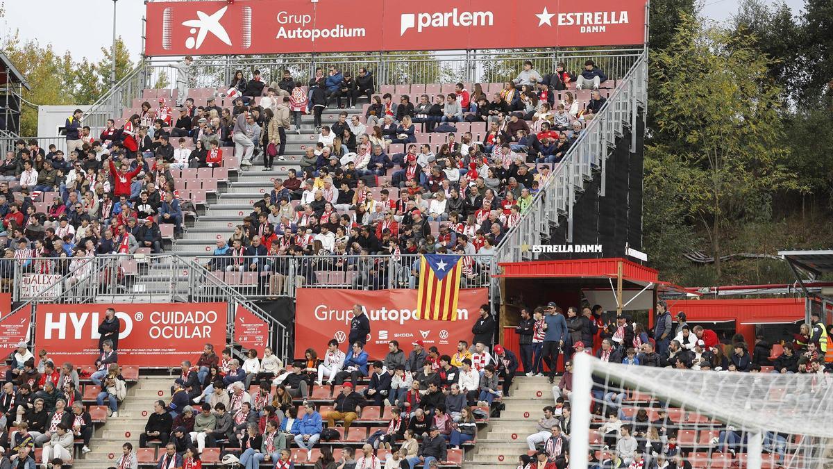 La zona de Preferent amb espectadors a la grada en un partit d’aquesta temporada a Montilivi.