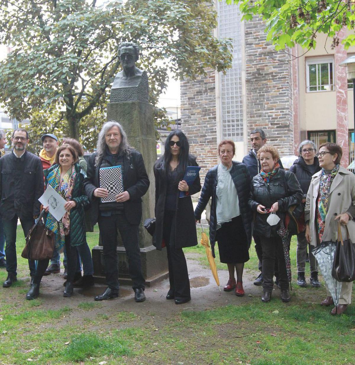 Inicio del acto literario frente a la estadua de Vicente Risco.   | // I. OSORIO