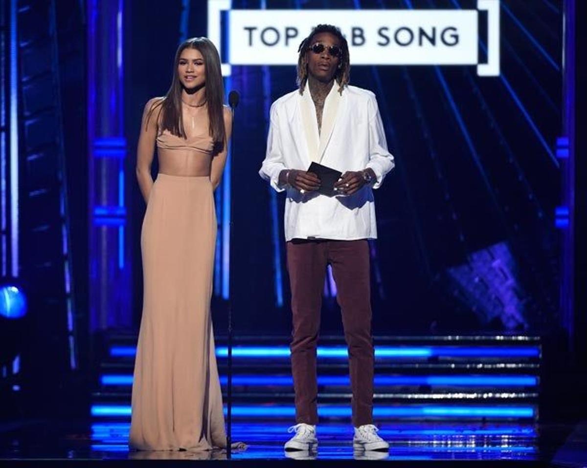 Zendaya y Wiz Khalifa presentan el premio Top R&amp;B Song en los Billboard Music Awards.