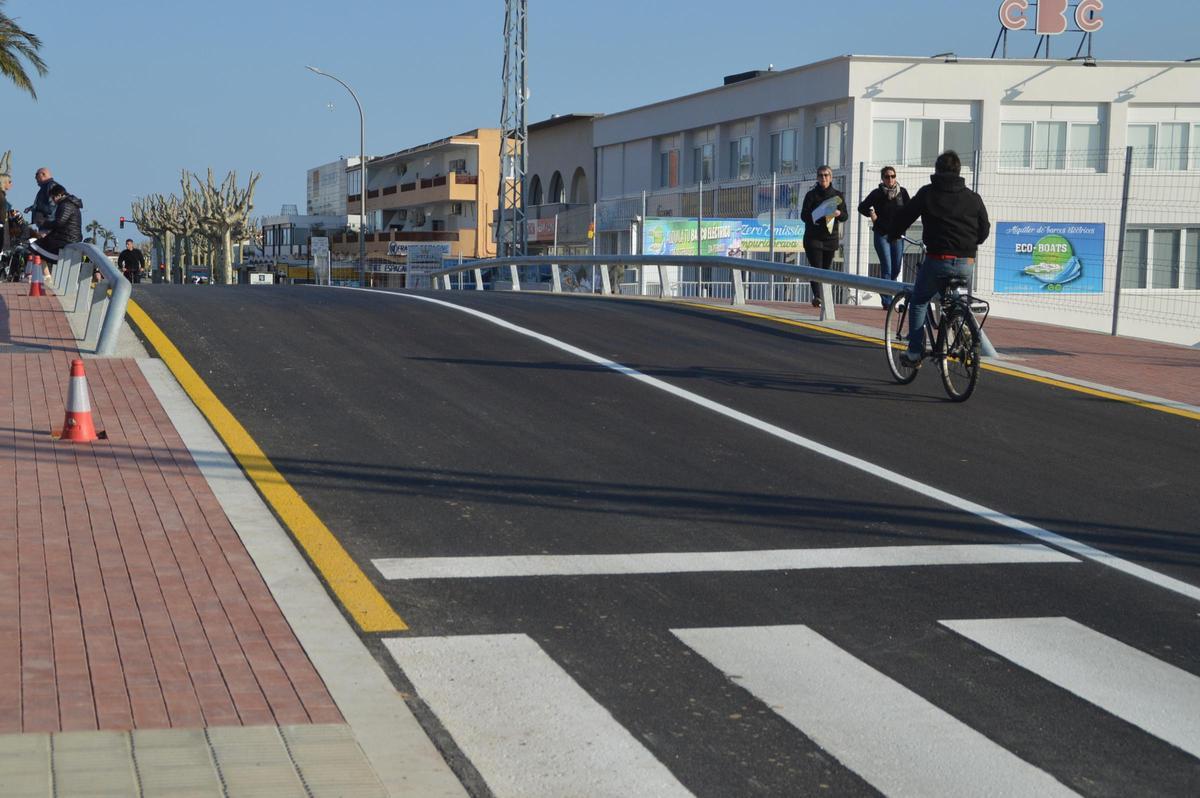Els ciclistes han estat els primers en notar el canvi de pendent del pont