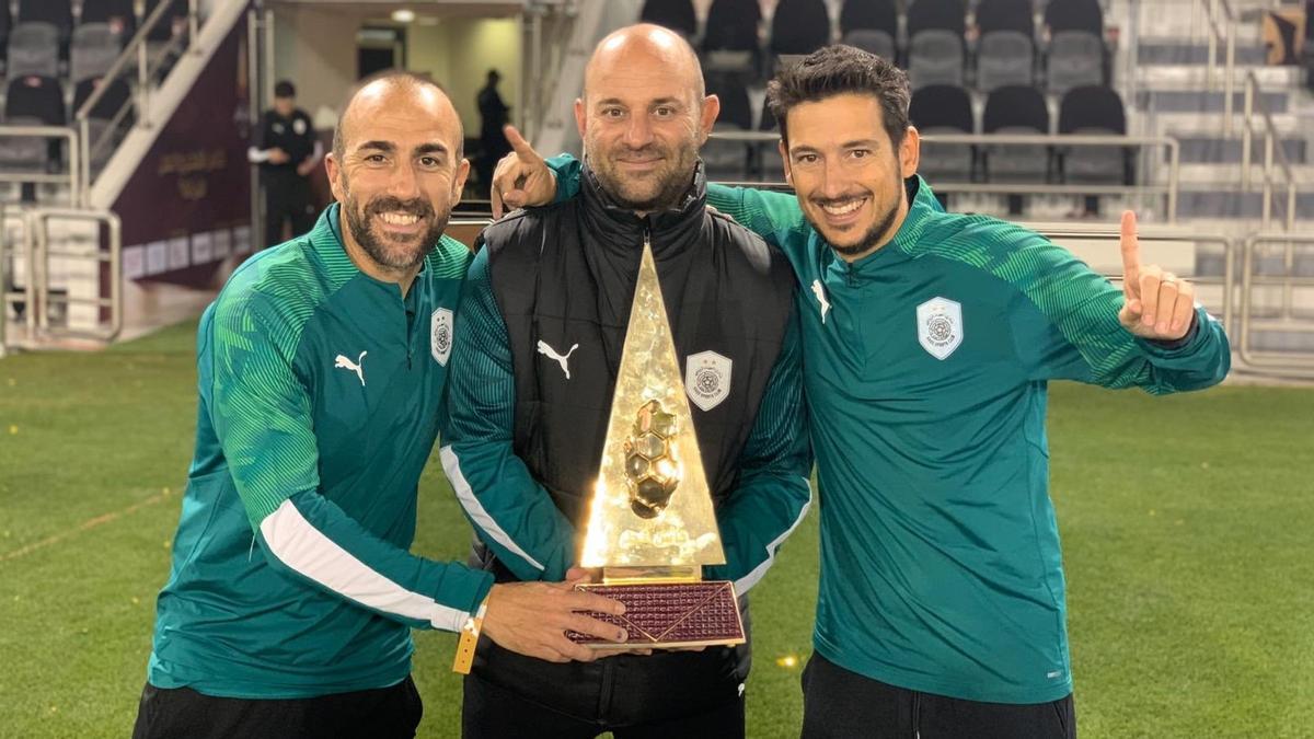 David Prats, Sergio García y Toni Lobo posan con la Copa Qatar.