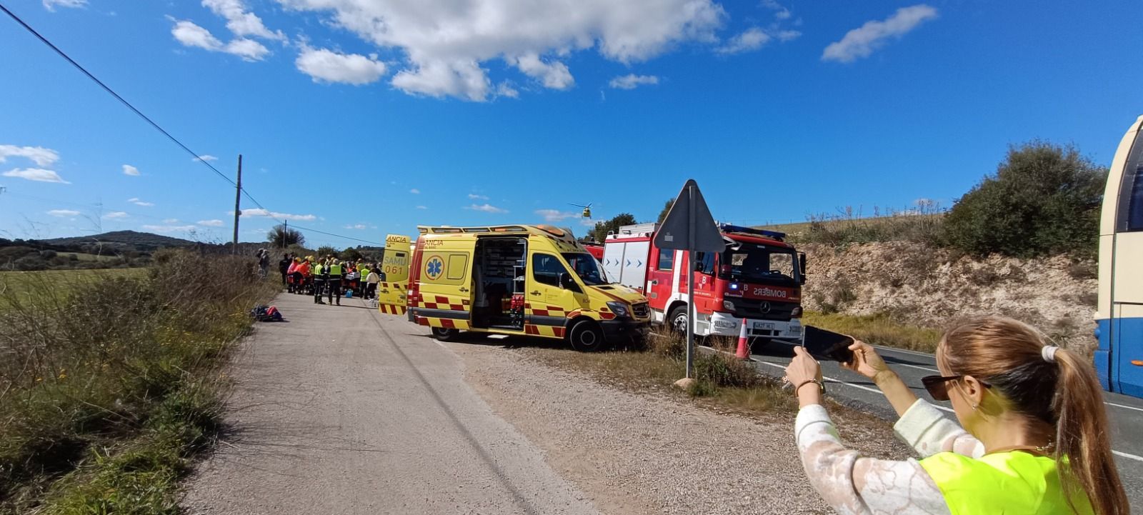 FOTOS | Un autobús del Imserso cae por un terraplén entre Sant Llorenç y Son Servera