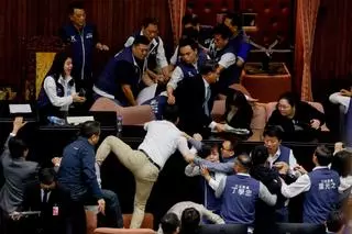 Golpes y protestas en el Parlamento taiwanés por polémicas reformas legislativas