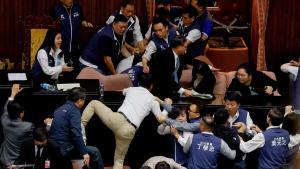 Golpes y protestas en el Parlamento taiwanés por polémicas reformas legislativas
