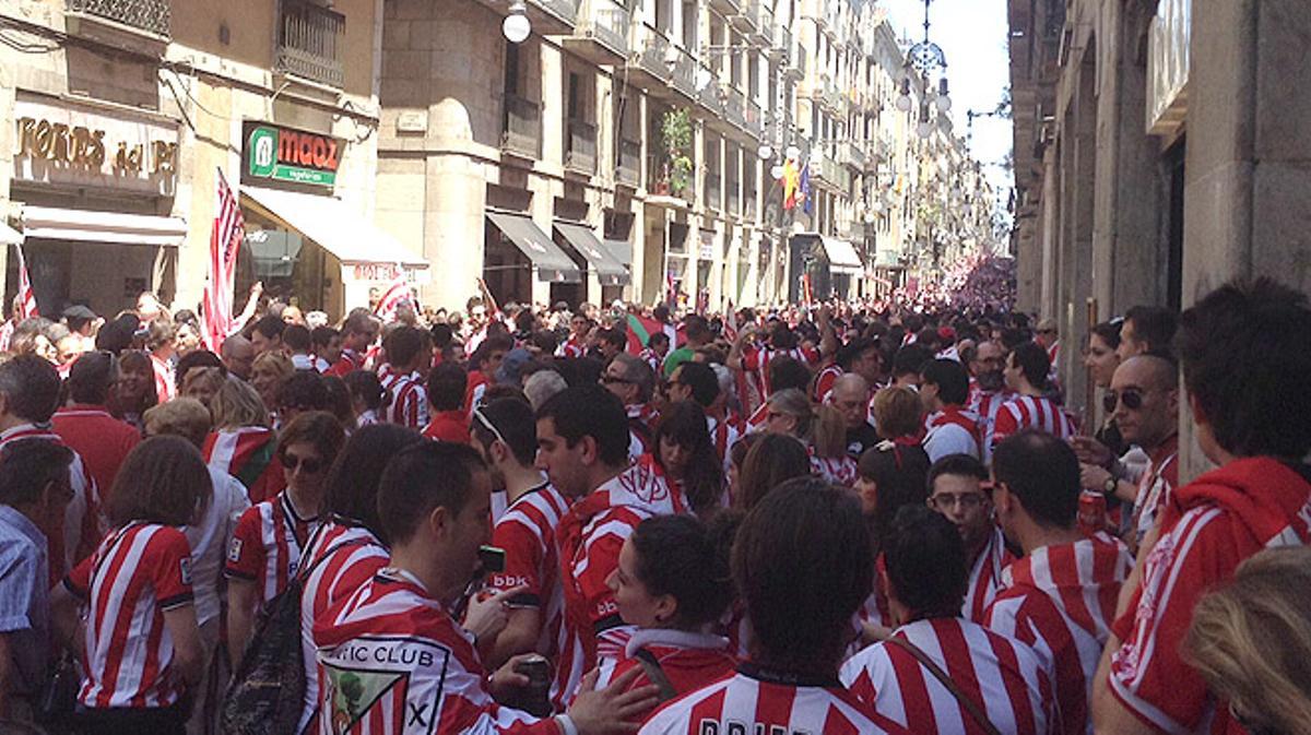 Los aficionados del Athletic de Bilbao toman las calles de Barcelona.