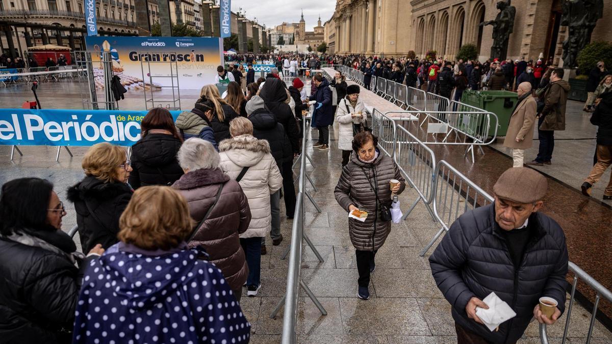 En imágenes | El Periódico de Aragón reparte roscón por San Valero en la plaza del Pilar de Zaragoza