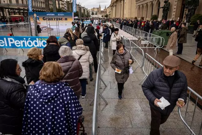 En imágenes | El Periódico de Aragón reparte roscón por San Valero en la plaza del Pilar de Zaragoza
