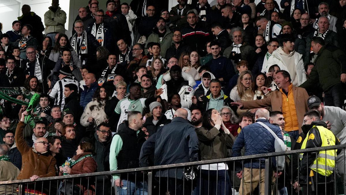 Galería | La trifulca del Castellón-Racing en la grada y en el campo, con Iñigo Vicente, en imágenes