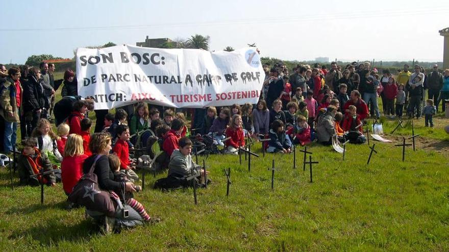 Manifestación en contra de la construcción del golf de Son Bosc celebrada en 2010.