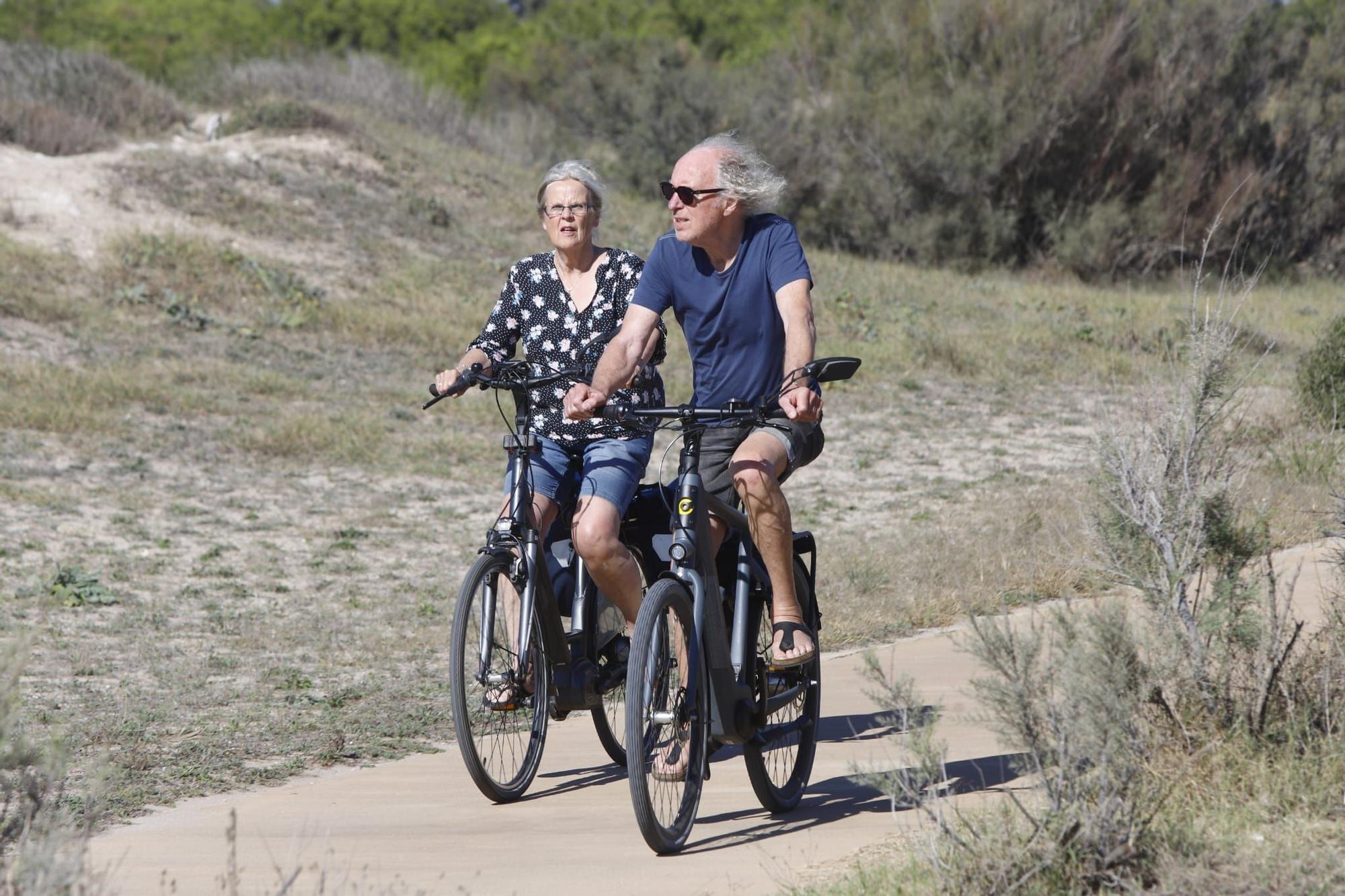 Los valencianos llenan playas y parques con las temperaturas estivales a las puertas de noviembre
