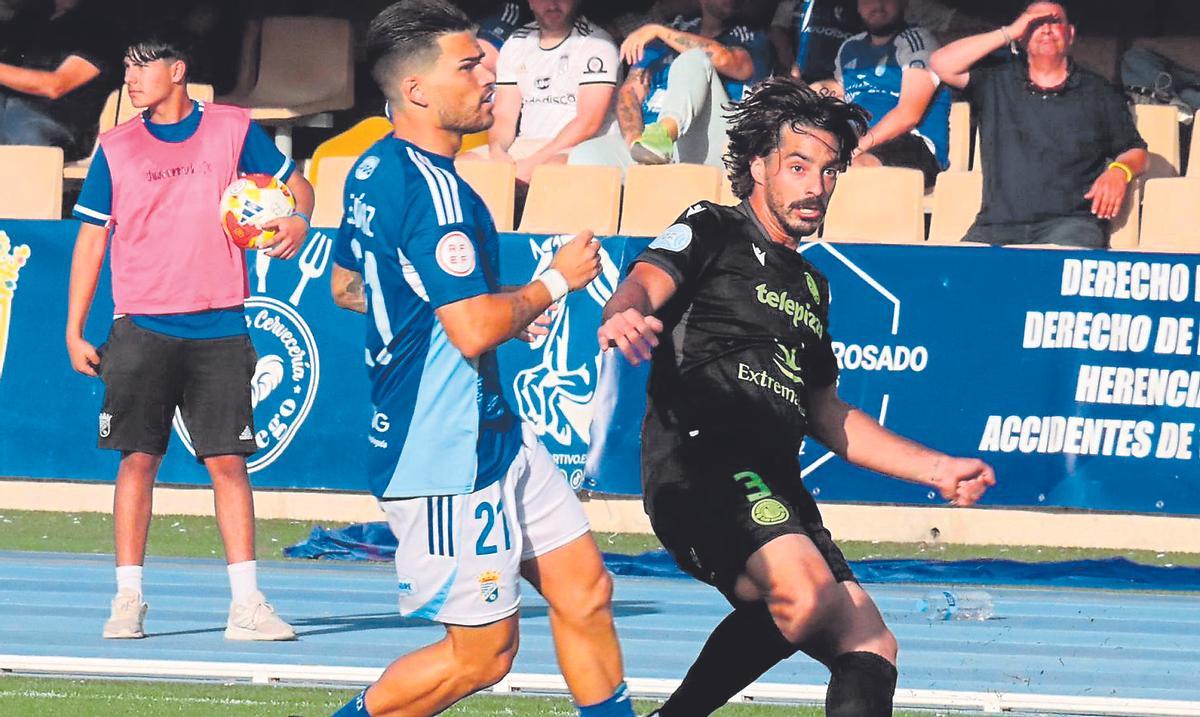 Carlos Cordero, en liza con un rival.