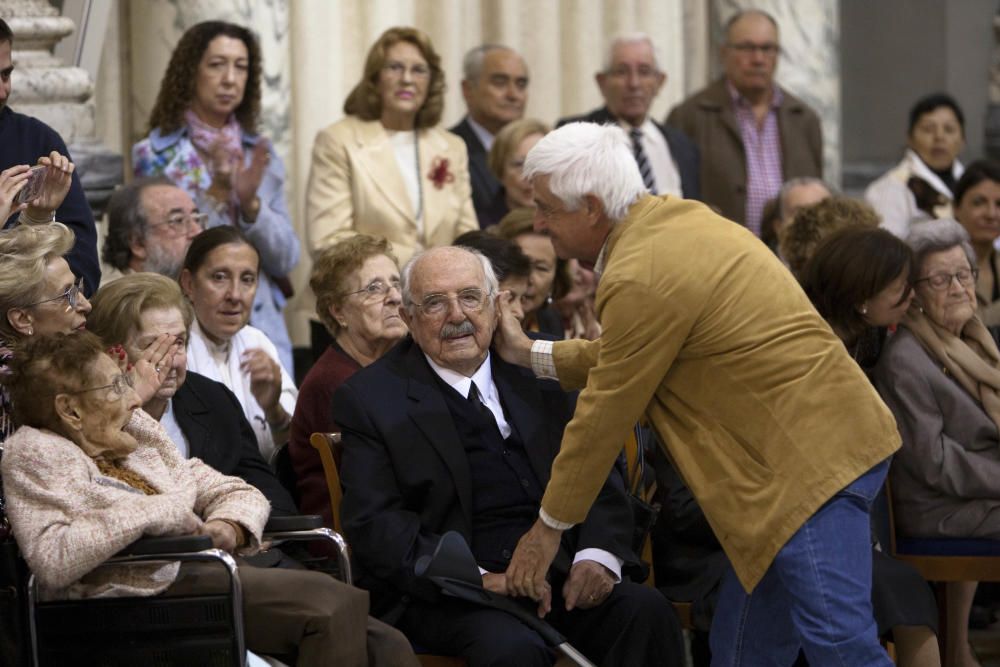 Homenaje a los 25 vecinos centenarios de Valencia