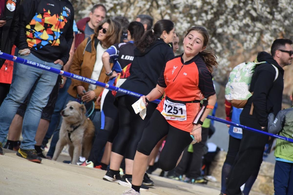 Una corredora del CAX Orientació finalizando la carrera de Cuenca.