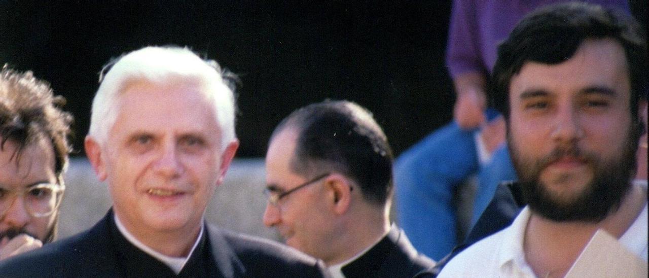 José Ángel Rivera de las Heras (derecha), junto al papa Ratzinger