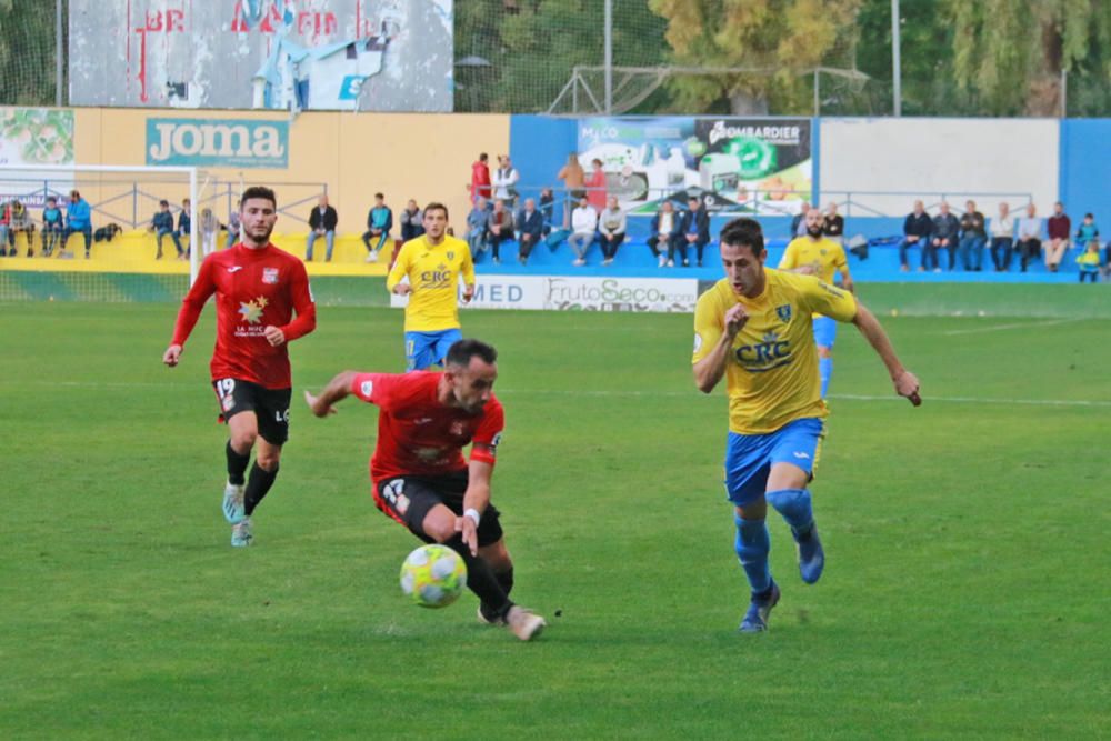 El conjunto de César Ferrando no aprovecha la expulsión del portero Emilio en el 52' y deja escapar dos puntos para colarse en los puestos de ascenso a Segunda