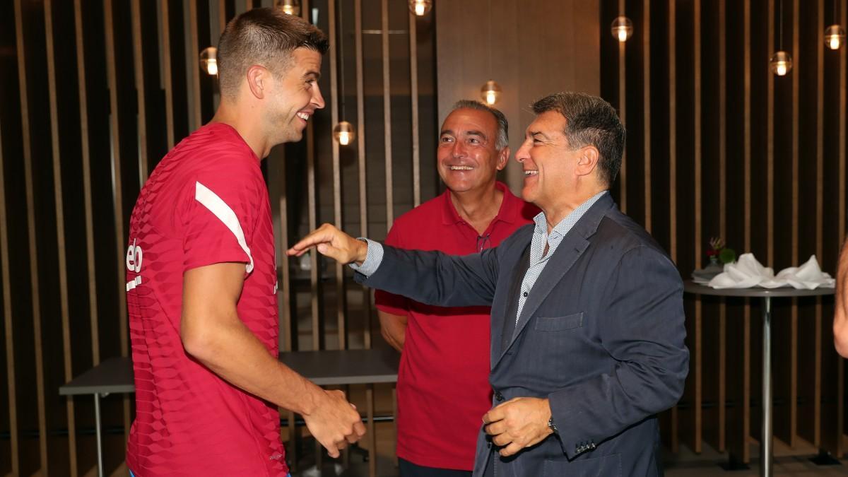 Gerard Piqué, junto a Joan Laporta