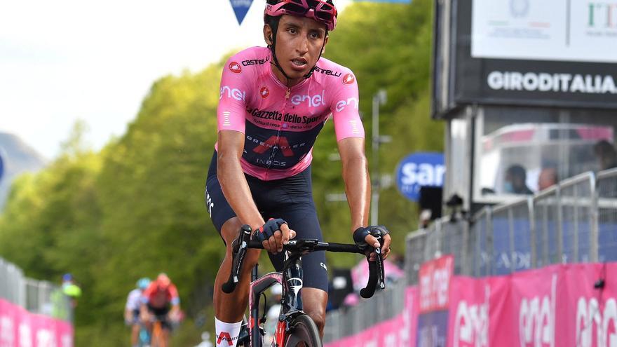 Egan Bernal despierta tras la operación pero continúa en la UCI