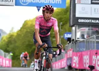 Egan Bernal despierta tras la operación pero continúa en la UCI