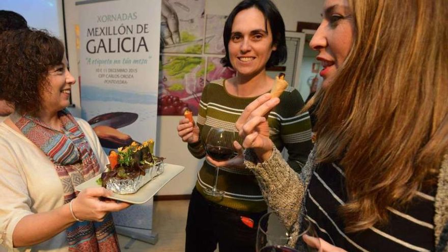 La jornada promocional del mejillón celebrada ayer en la escuela Carlos Oroza // Gustavo Santos